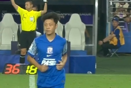  申花与海港的足球赛事精彩瞬间 