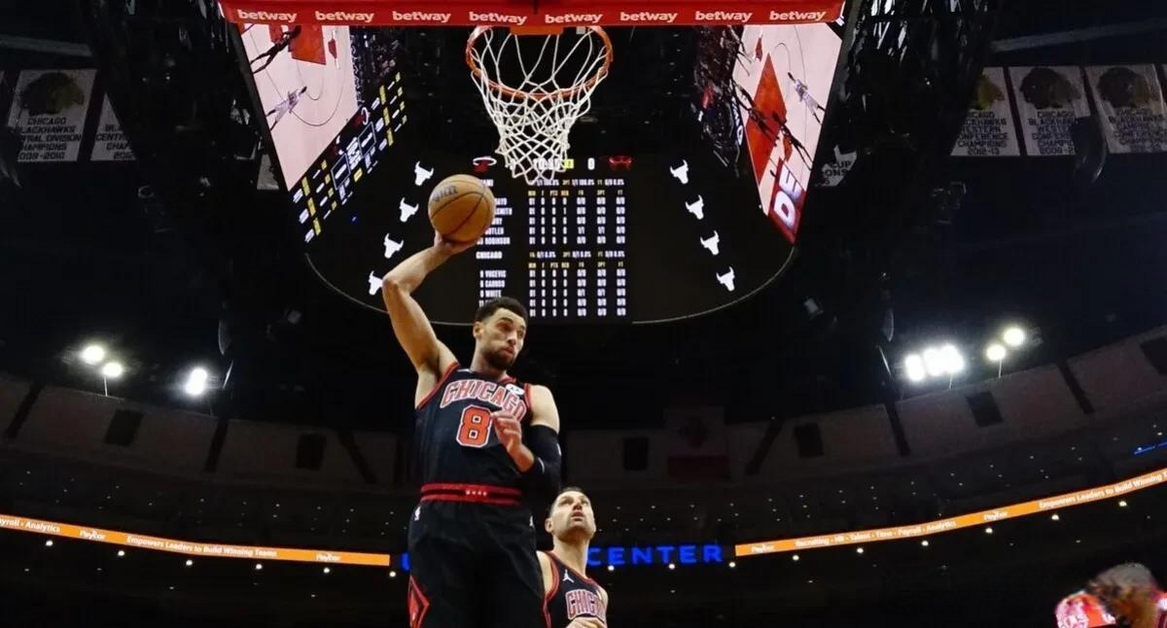 开云kaiyun网页入口 -包含今晨突围战来临，迈阿密热火围绕NBA季后赛扳平良机，悬念犹存，资深球员宣示担当的词条